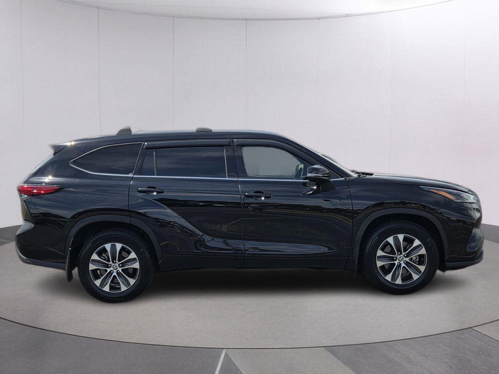 Used 2021 Midnight Black Metallic Toyota XLE image 4