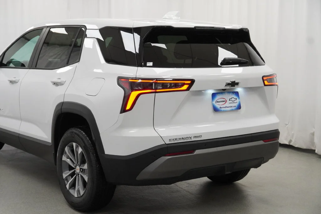 New 2027 Summit White Chevrolet LT image 37