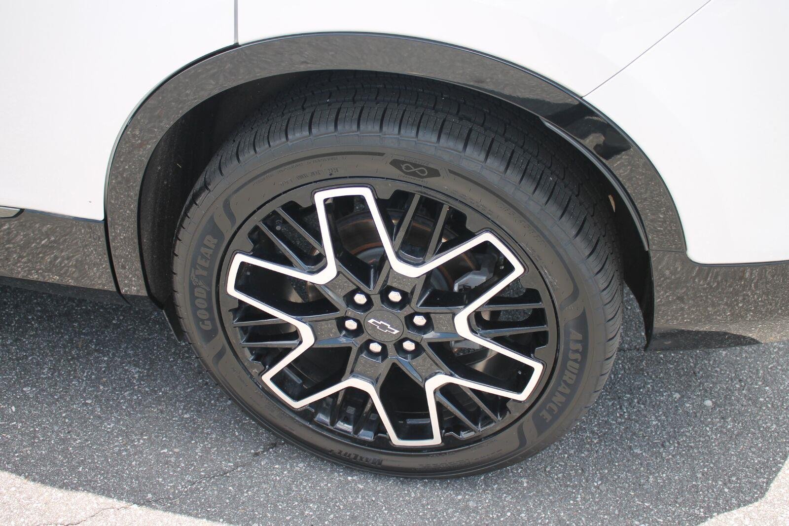 Used 2025 Iridescent Pearl Tricoat Chevrolet RS image 36