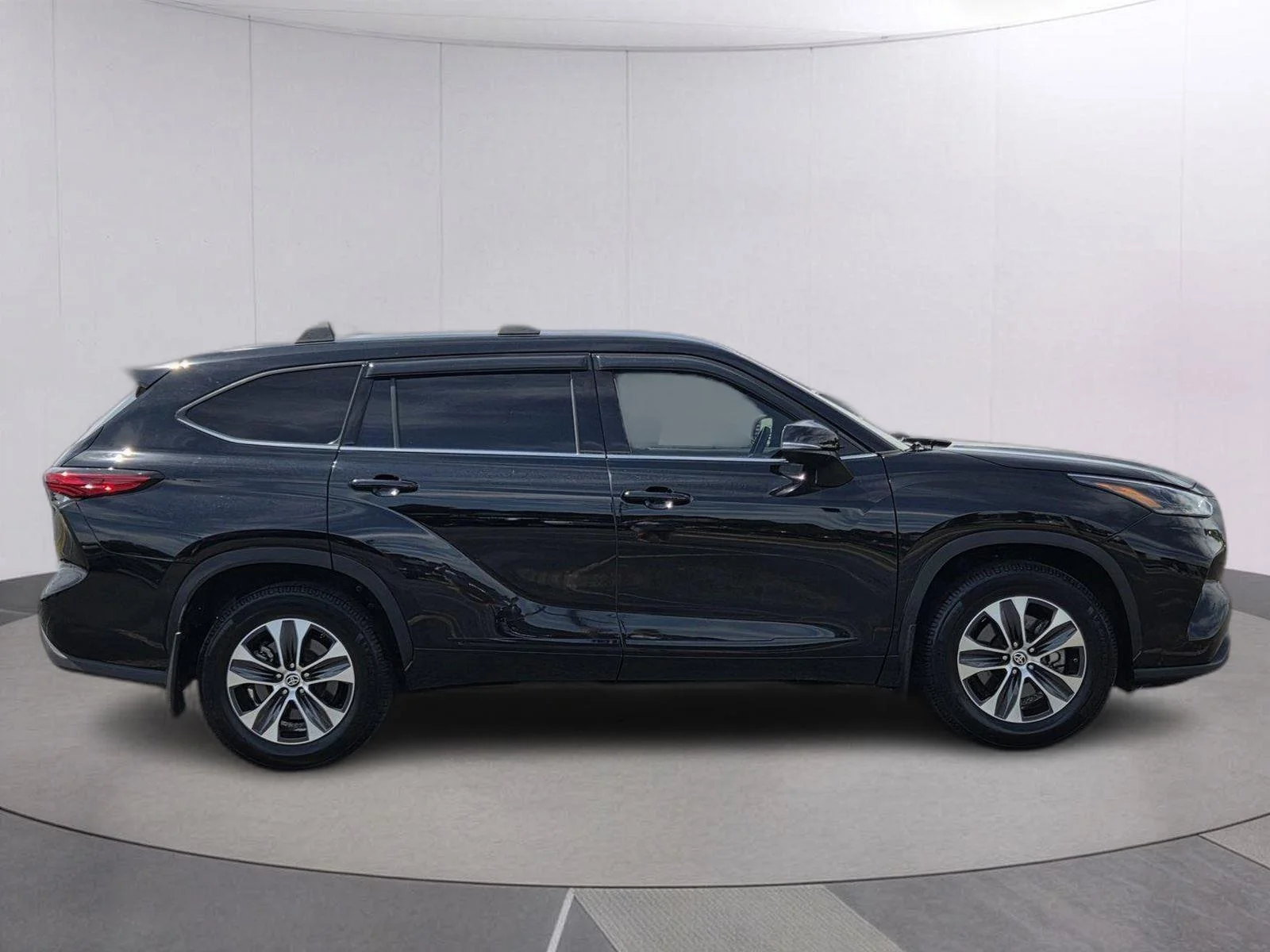 Used 2021 Midnight Black Metallic Toyota XLE image 4