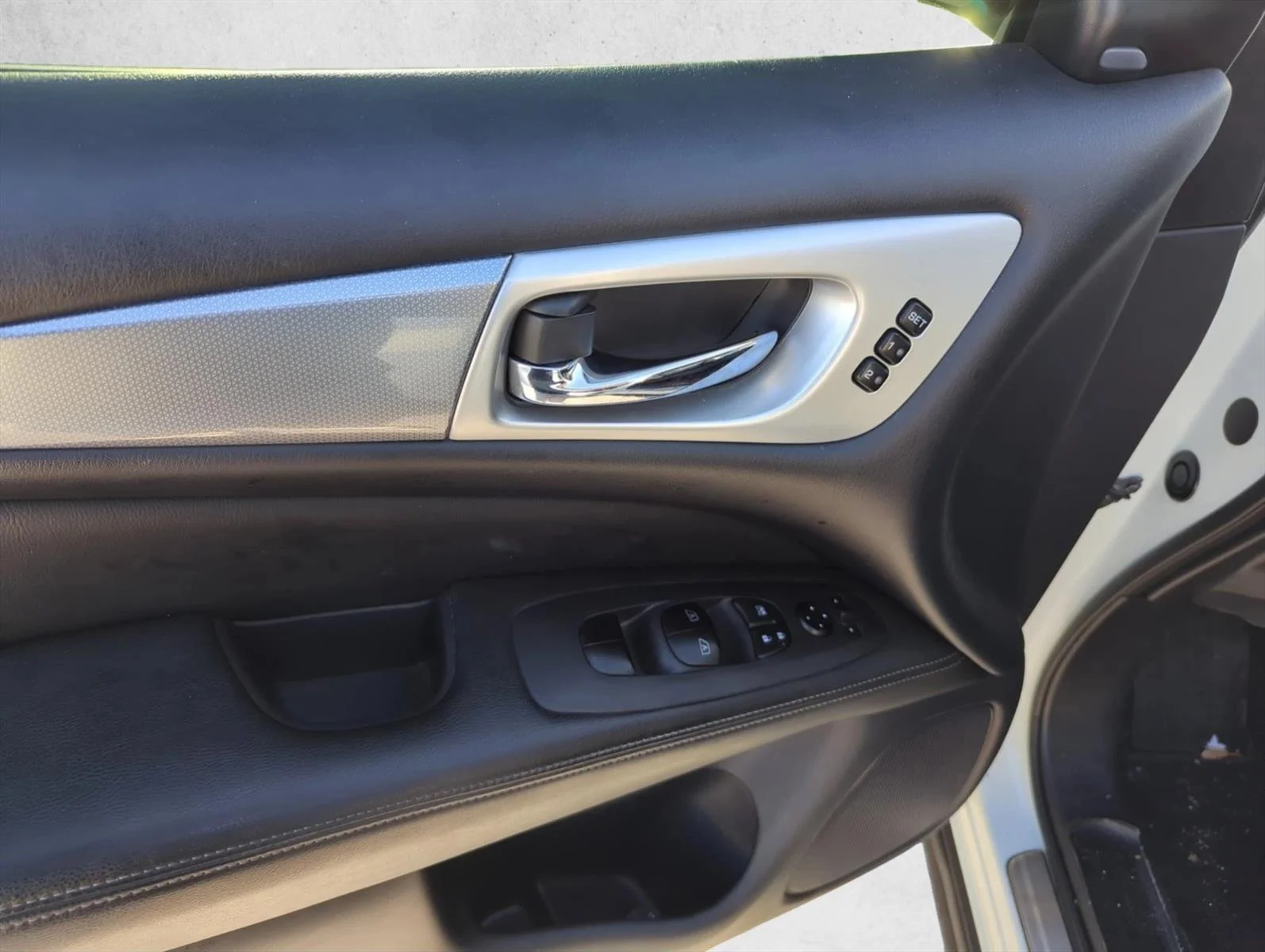 Used 2018 Pearl White Nissan SL image 11
