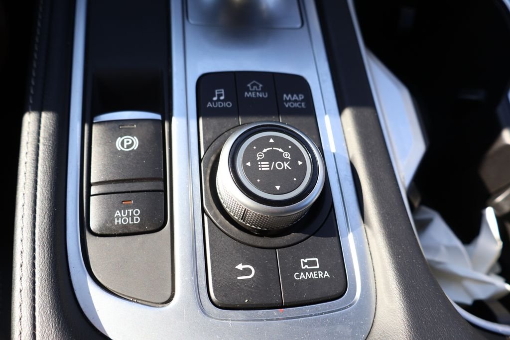 Used 2024 White INFINITI LUXE image 28