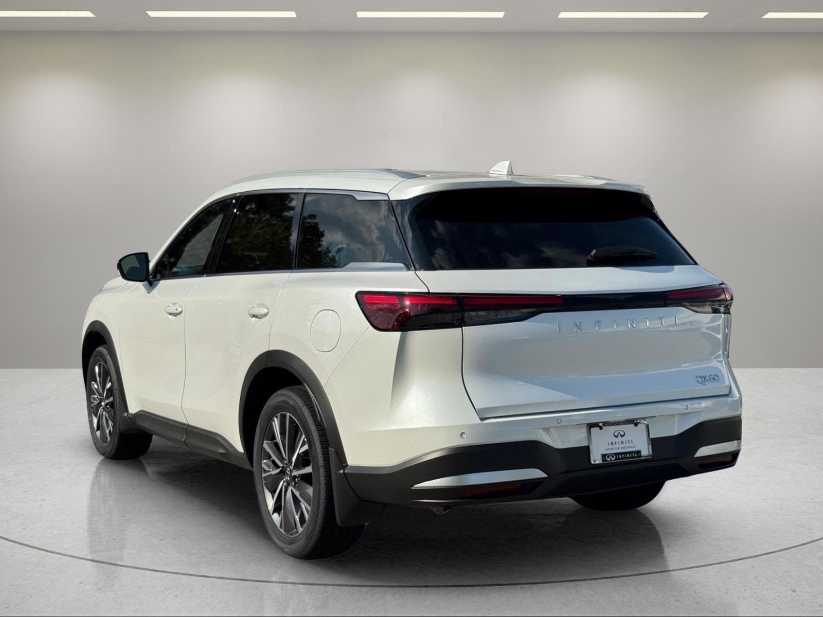 New 2027 RADIANT WHITE INFINITI Luxe FWD image 3