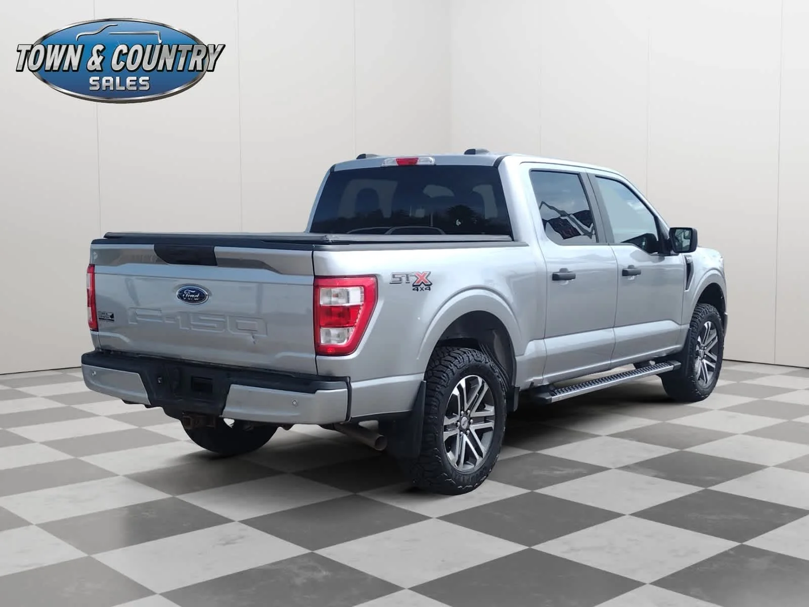 Used 2021 Iconic Silver Metallic Ford XL image 6