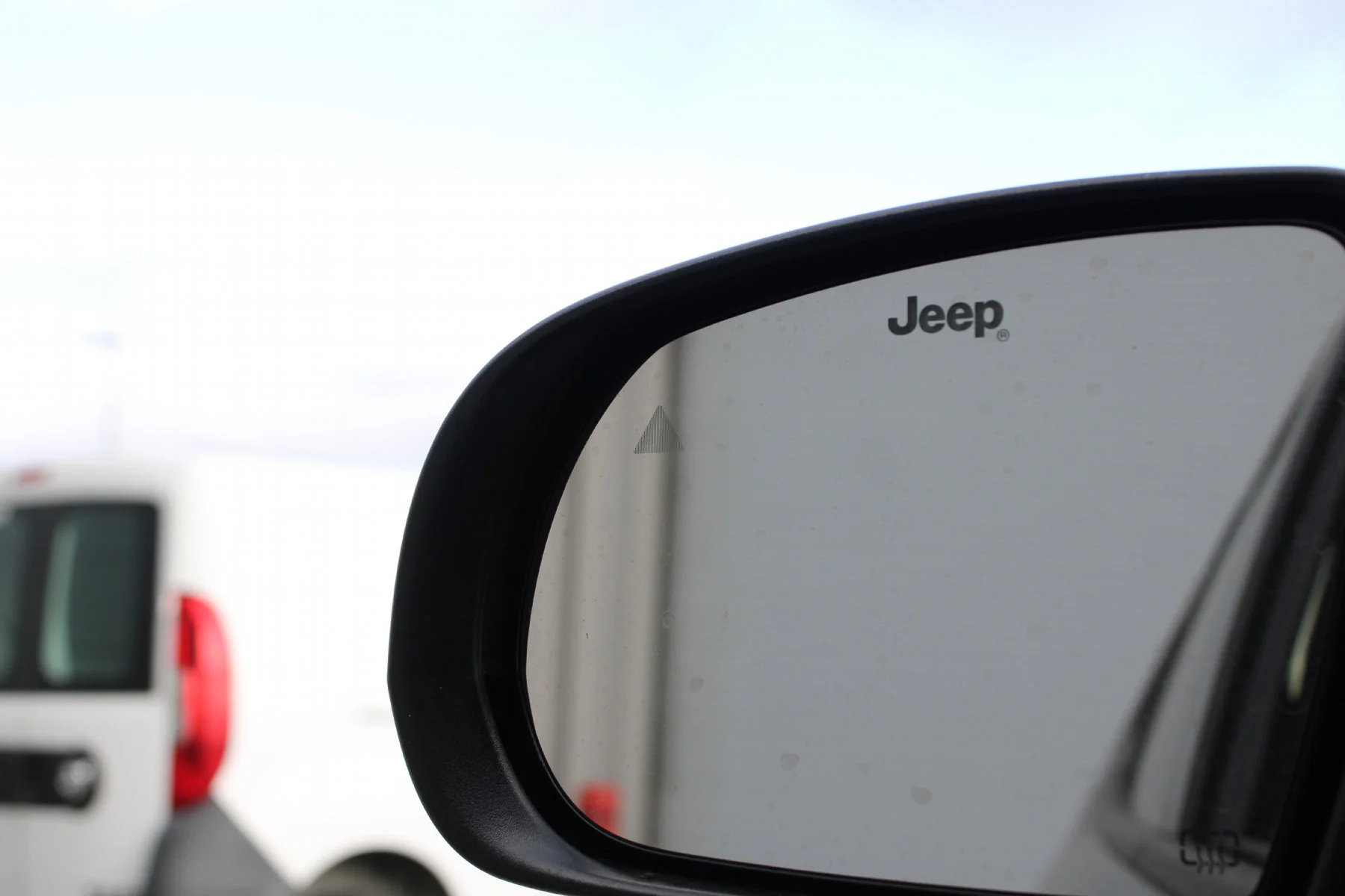 New 2026 Diamond Black Crystal Pearl-Coat Exterior Paint Jeep Latitude Altitude 4x4 image 3