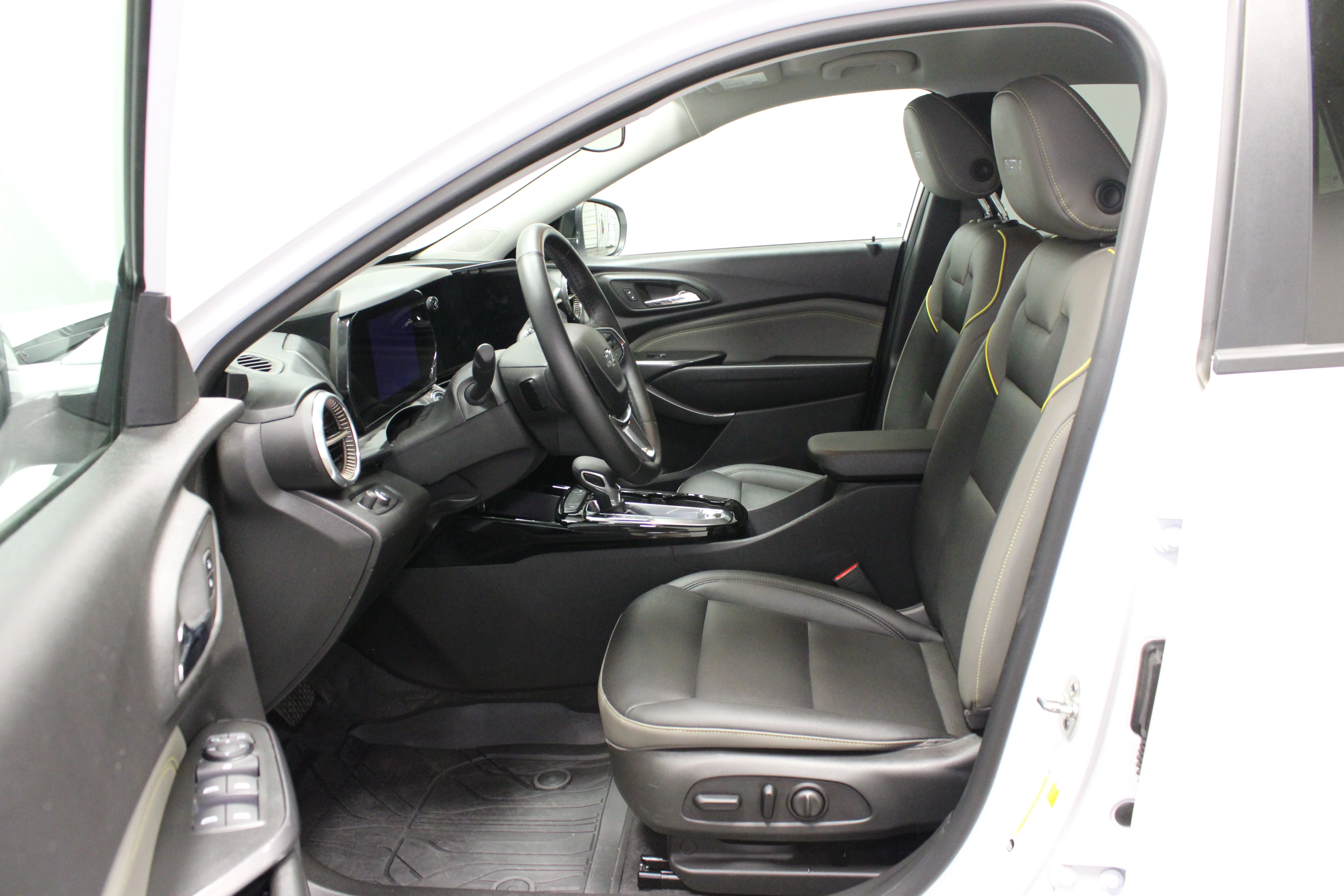 Used 2025 Summit White Chevrolet ACTIV image 16