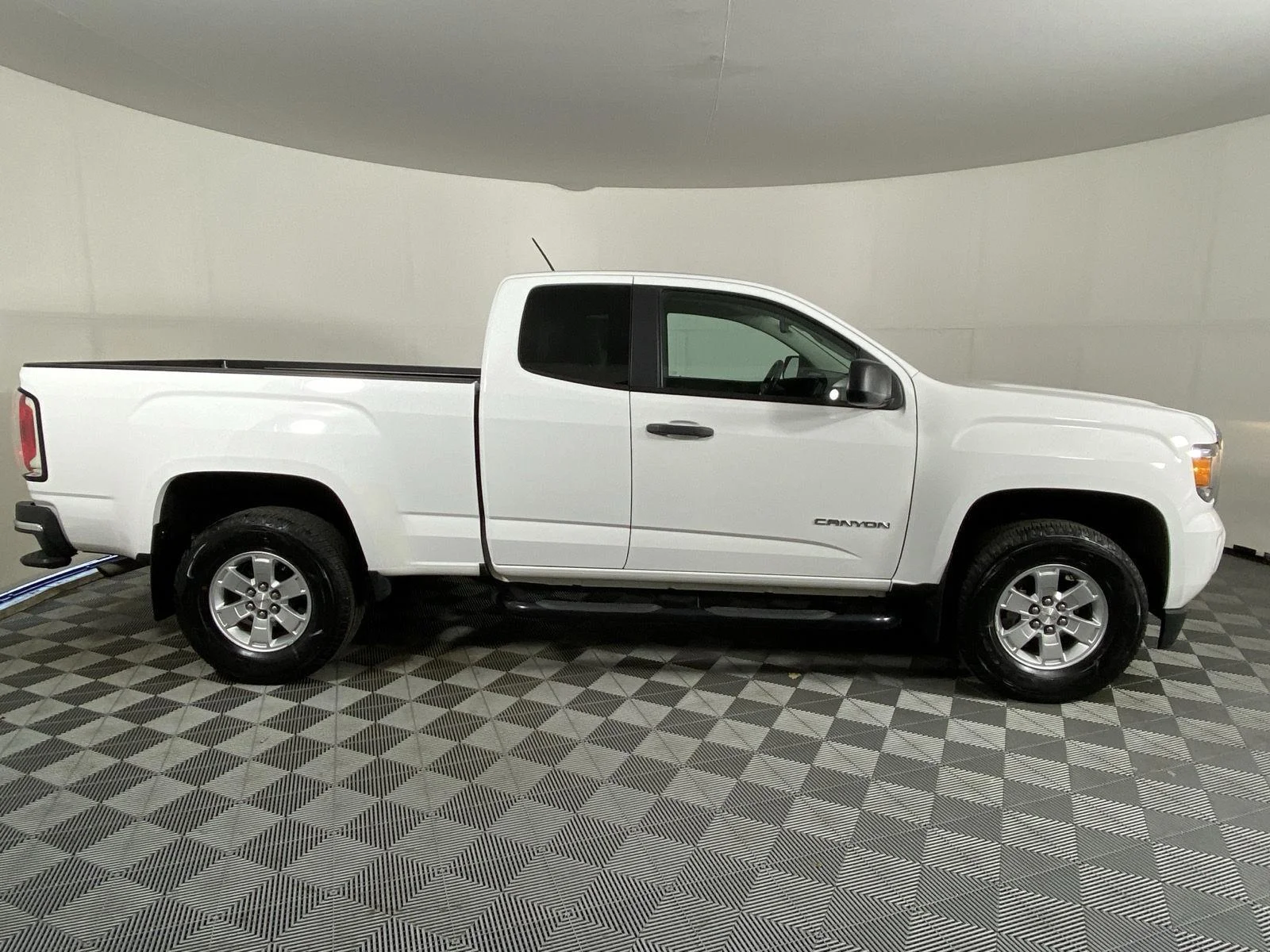 Used 2016 Summit White GMC 2WD image 8