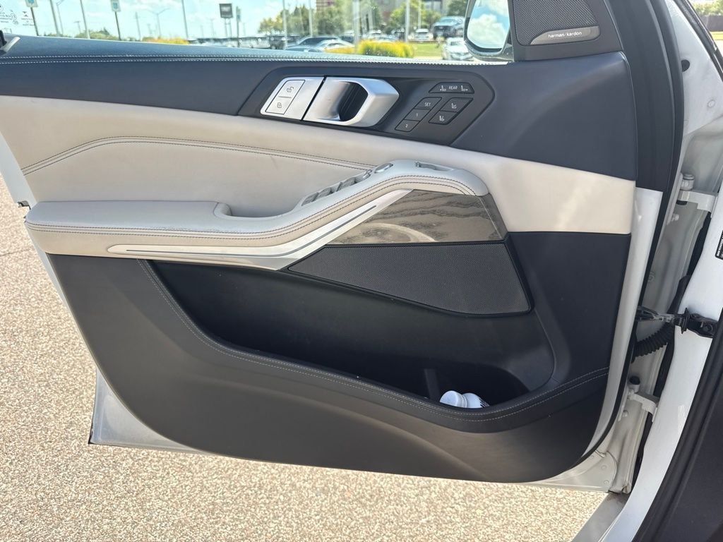 Used 2019 White BMW xDrive50i image 11