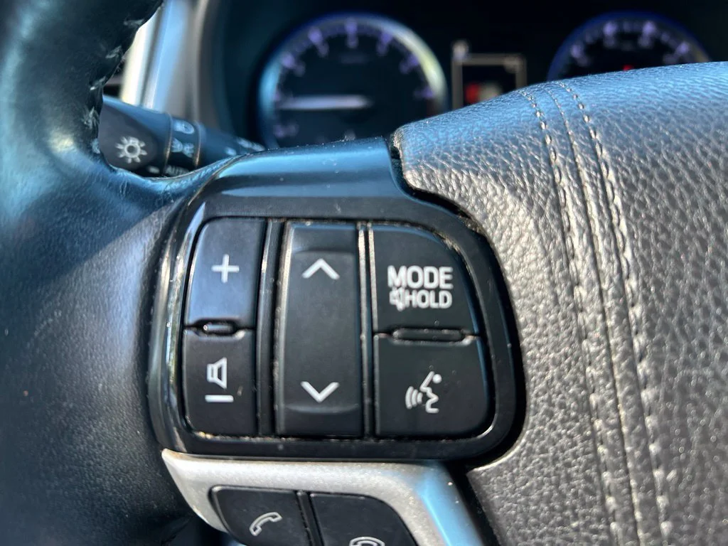 Used 2019 Silver Toyota XLE image 17