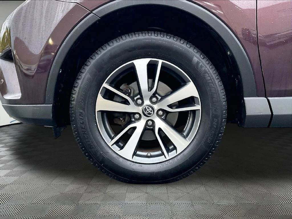 Used 2018 Black Currant Toyota XLE image 5