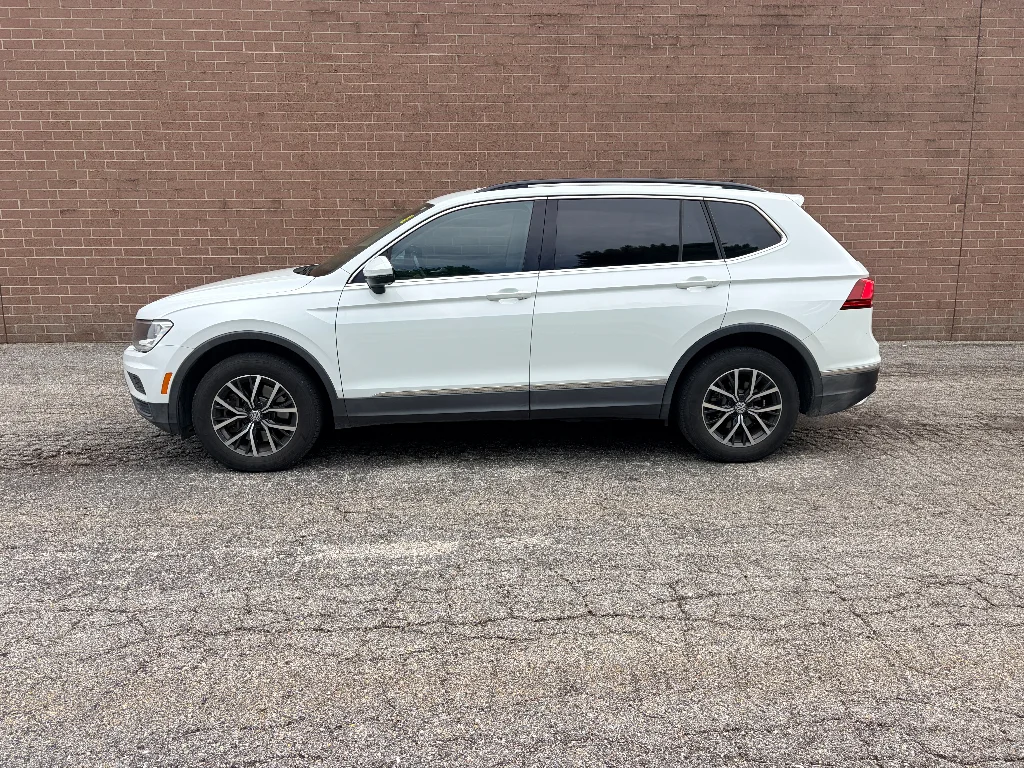 Used 2018 Pure White Volkswagen SE image 2