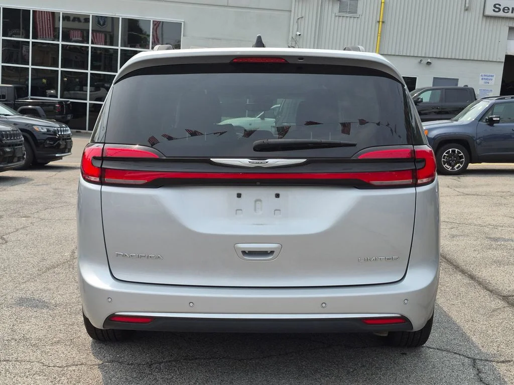 Used 2023 Silver Chrysler Limited image 7