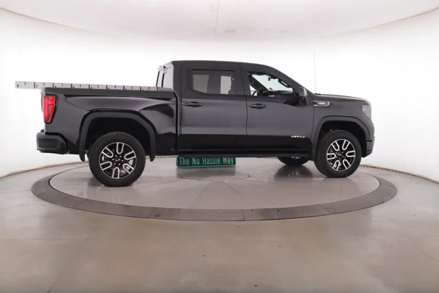 Used 2025  GMC AT4 image 9