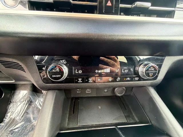 Used 2024 Silver Mitsubishi SE image 28