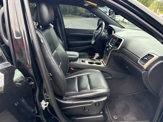 Used 2017 Diamond Black Crystal Pearlcoat Jeep Limited image 9