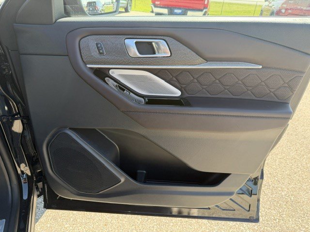 Used 2025 Black Metallic Ford Platinum image 36