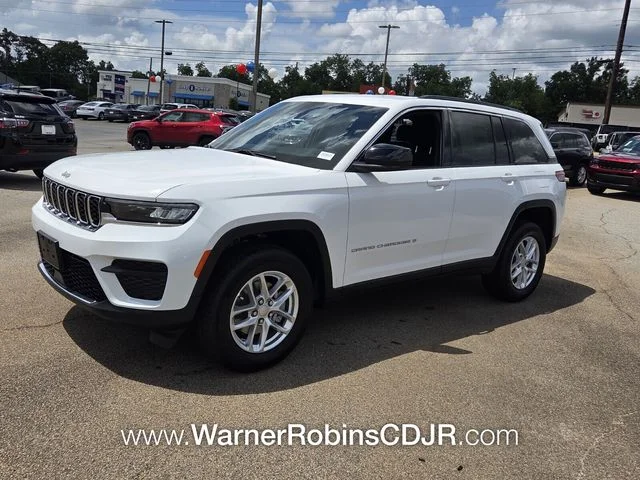 New 2026 Bright White Clear-Coat Exterior Paint Jeep Laredo image 3