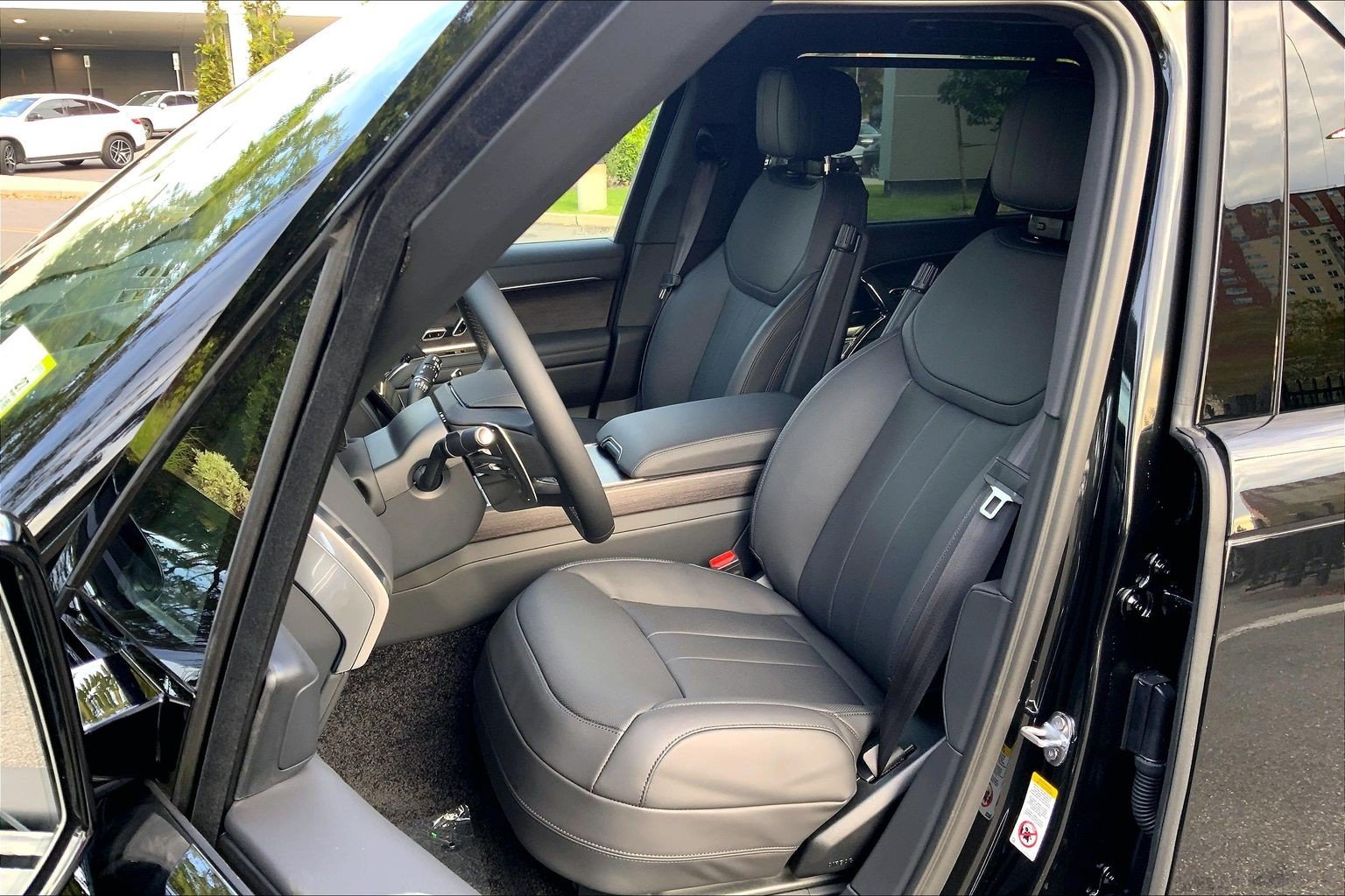 New 2027 Santorini Black Land Rover SE image 9