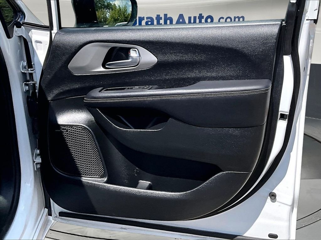 Used 2023 White Chrysler Limited image 32