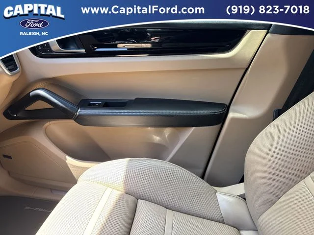 Used 2019  Porsche Base image 29