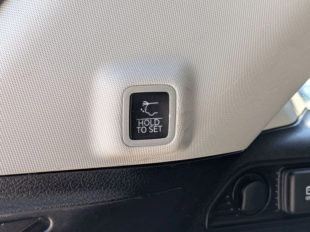 Used 2023 Silver Jeep Limited image 9