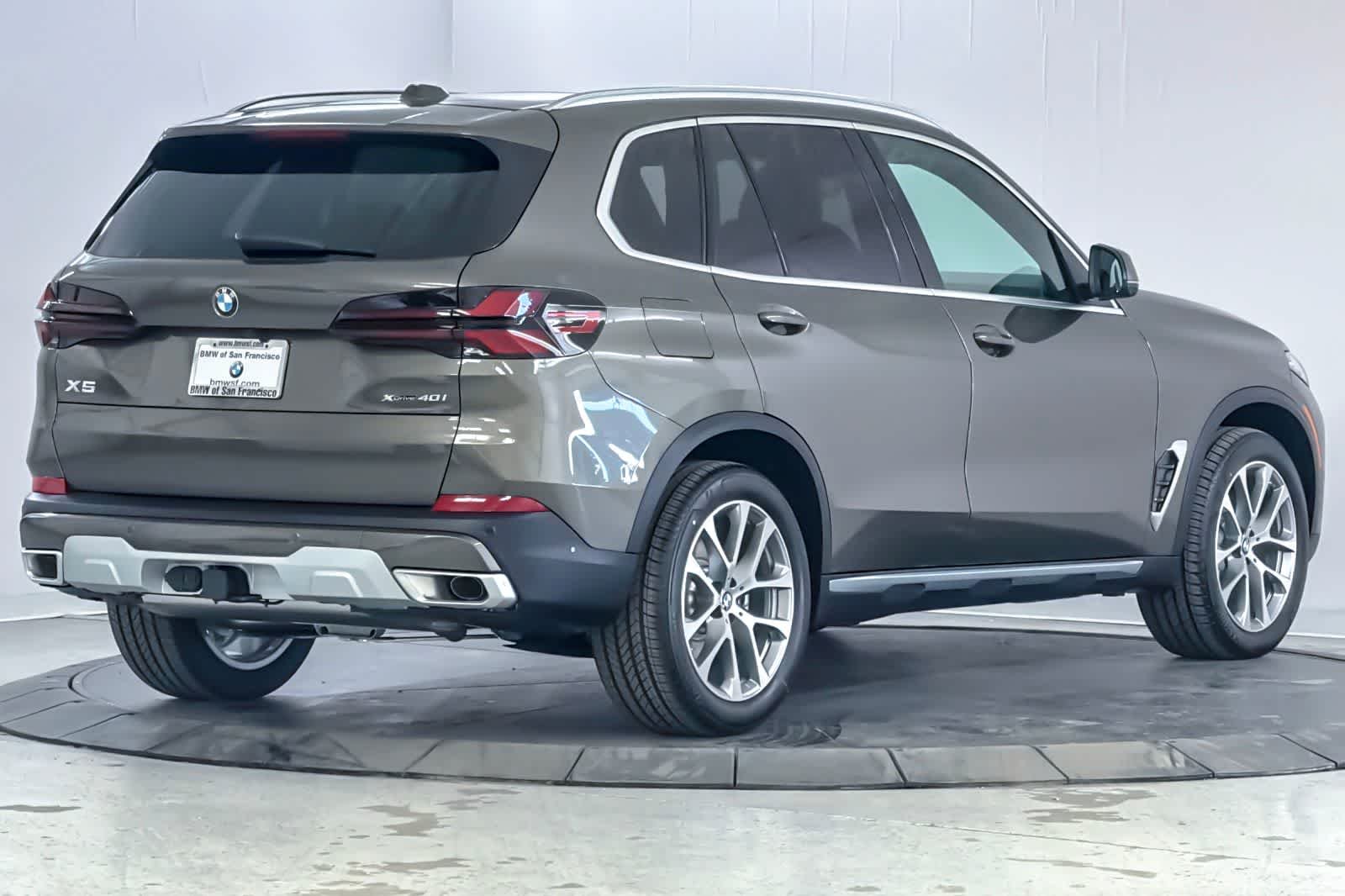 New 2026 Manhattan Green Metallic BMW xDrive40i image 2