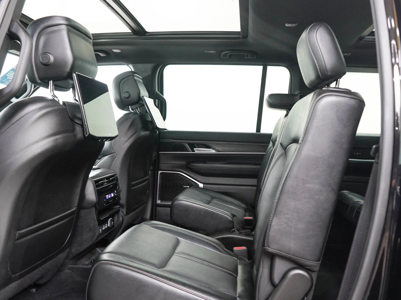 Used 2023 Diamond Black Crystal Pearlcoat Jeep Series II image 16