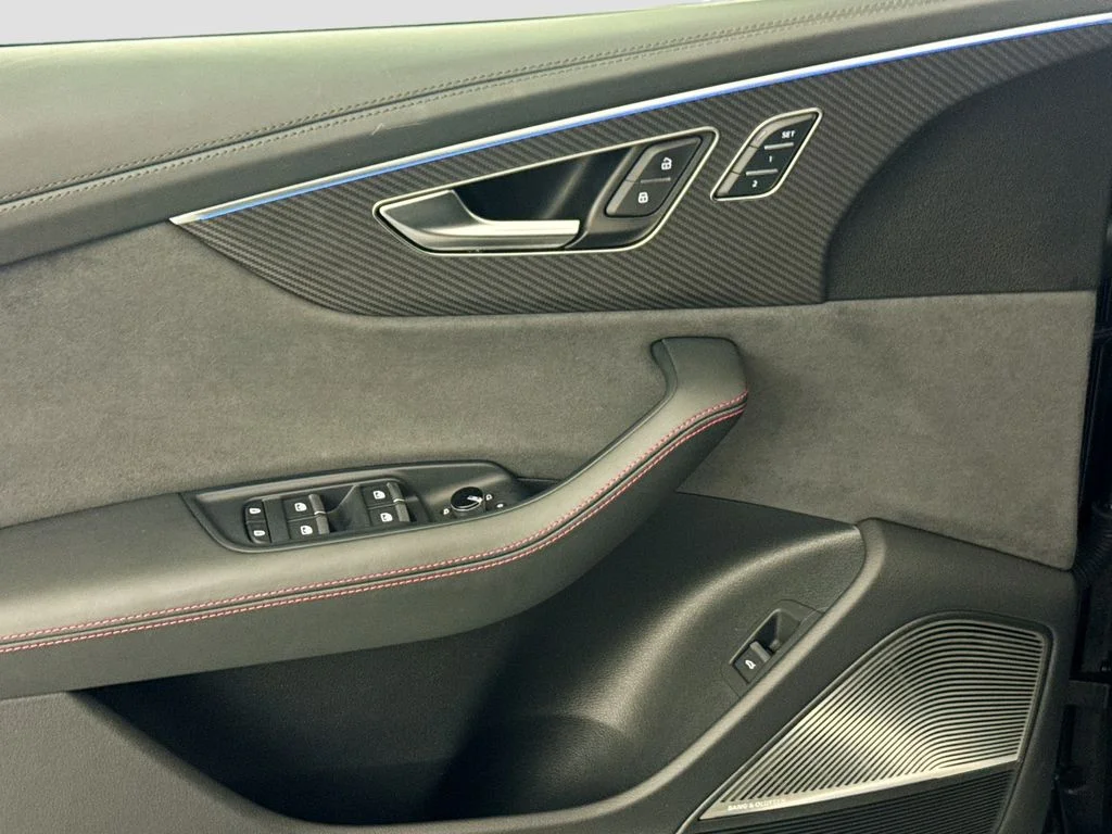 Used 2024  Audi 4.0T image 18