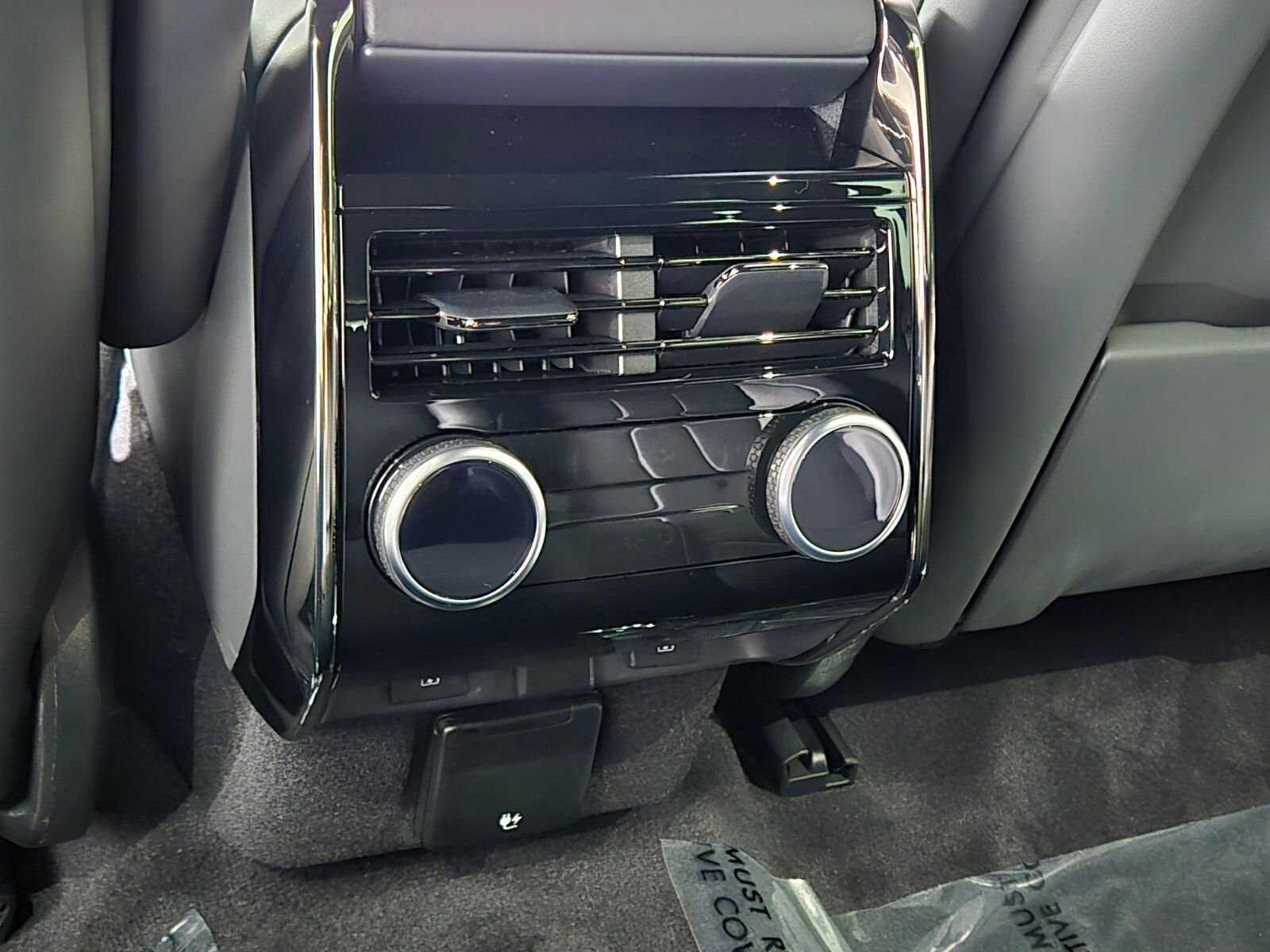 New 2026 Santorini Black Land Rover Dynamic SE image 14