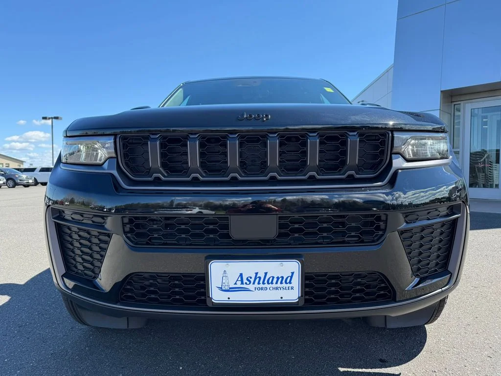 New 2026 Diamond Black Crystal Pearlcoat Jeep Laredo image 10