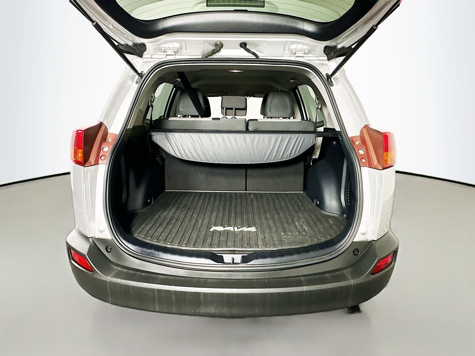 Used 2014 Classic Silver Metallic Toyota LE image 22