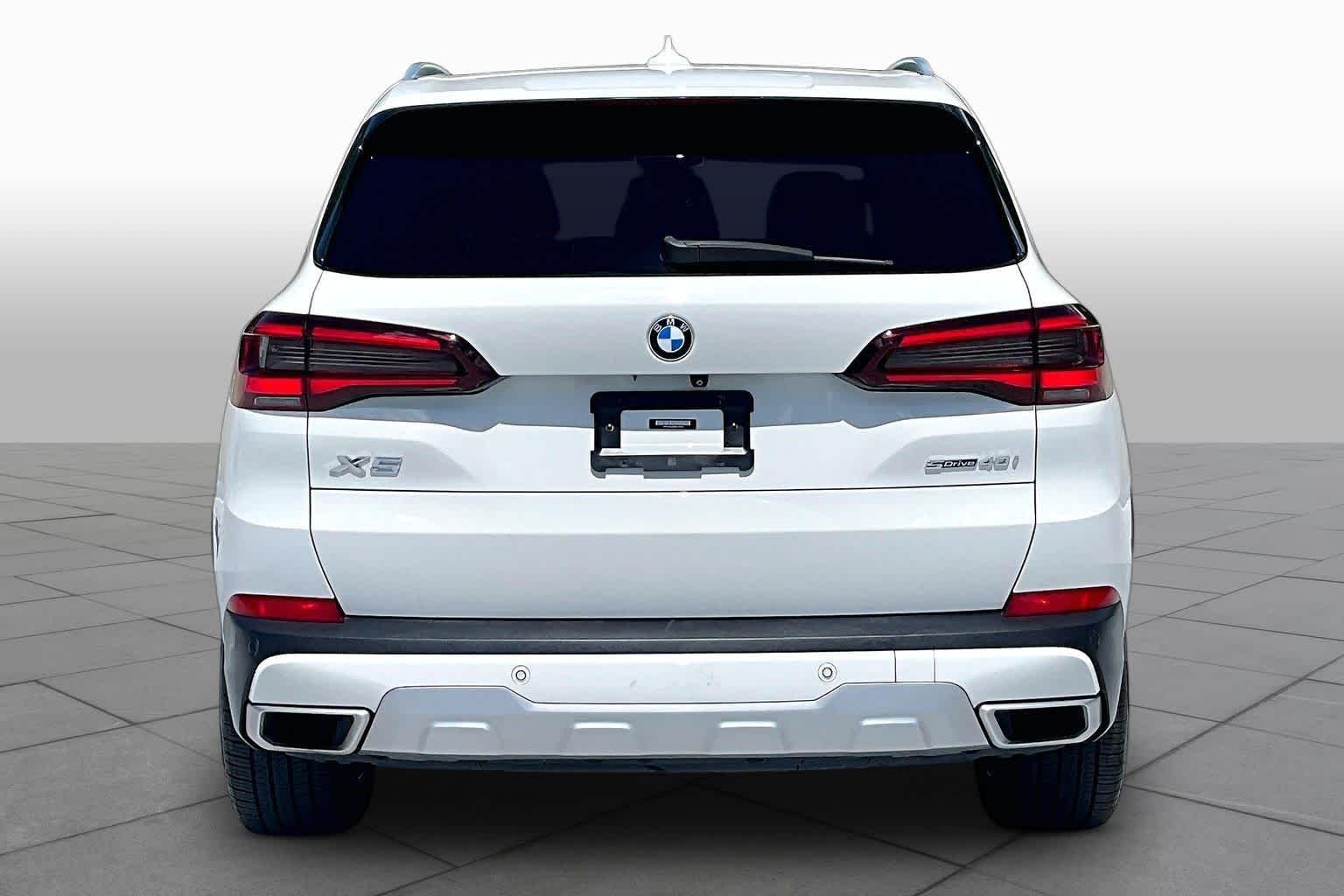 Used 2022 Alpine White BMW sDrive40i image 5