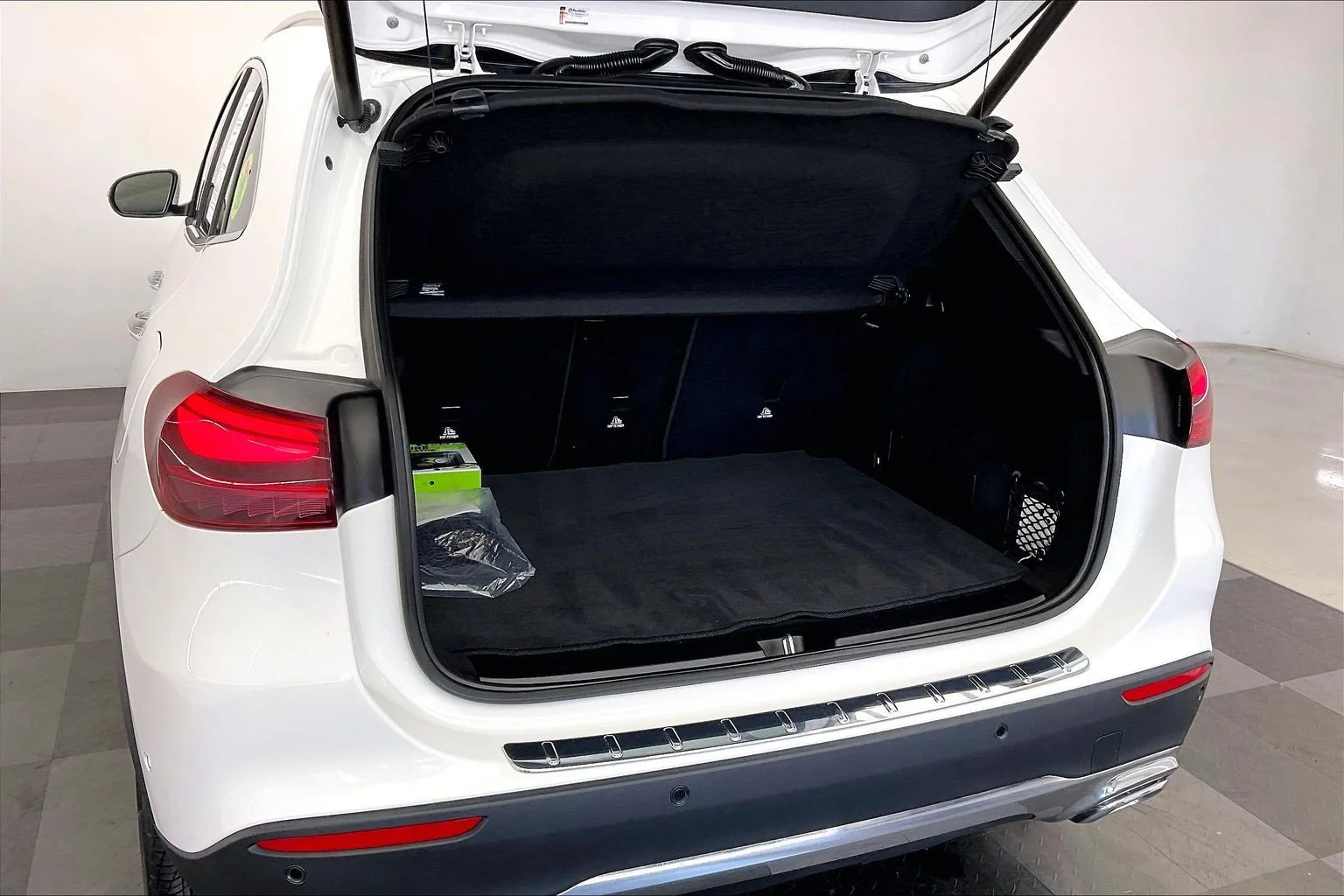 Used 2024 Polar White Mercedes-Benz GLA 250 image 27