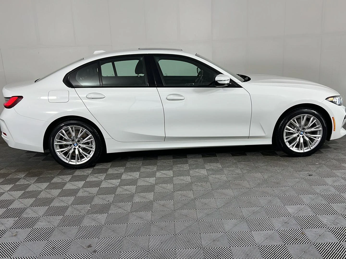 Used 2023 Alpine White BMW 330i xDrive image 3