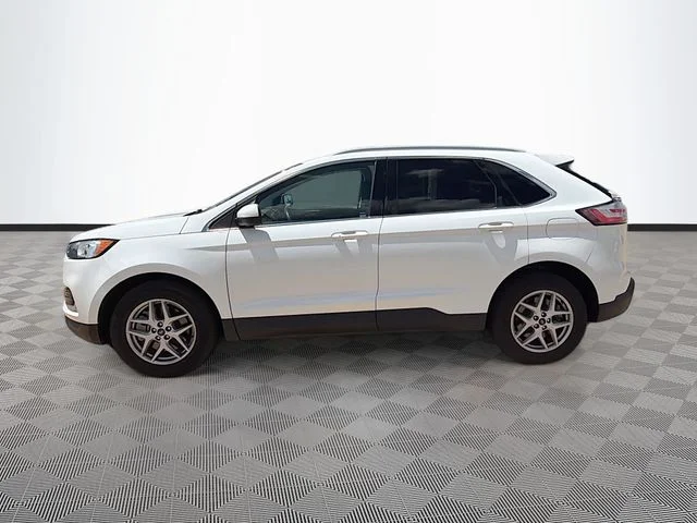 Used 2022 Oxford White Ford SEL image 4