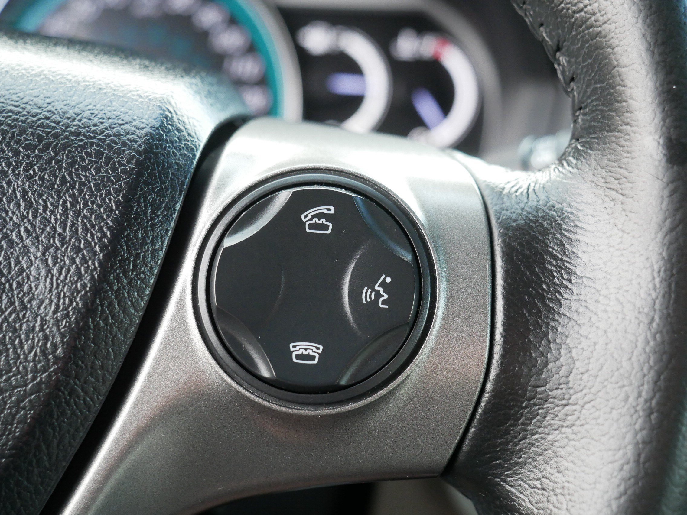 Used 2013 Magnetic Gray Metallic Toyota XLE image 29