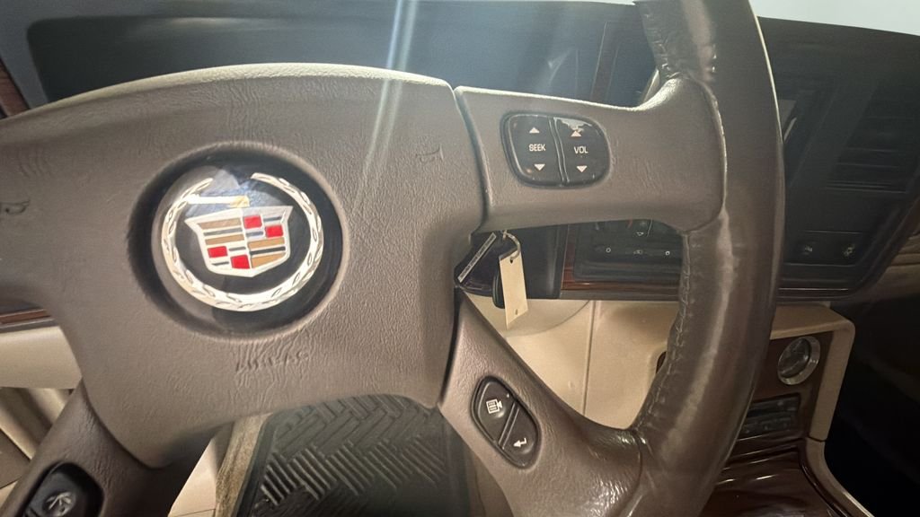 Used 2004 White Cadillac Base image 20