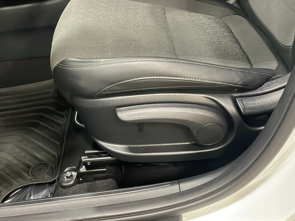 Used 2024 White Kia S image 18
