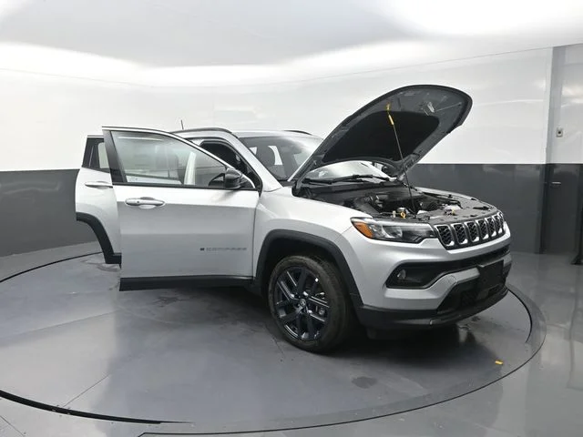 New 2026 Silver Zynith Metallic Clear-Coat Exterior Paint Jeep  image 33