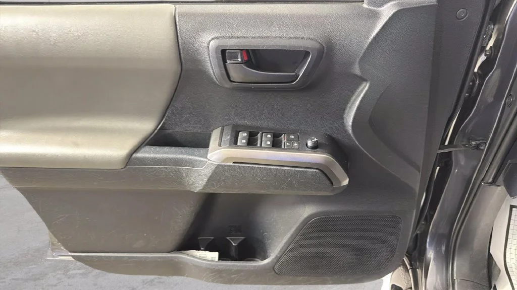 Used 2021  Toyota SR5 image 25