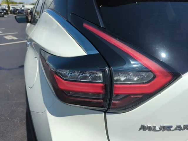 Used 2019 White Nissan Platinum image 18