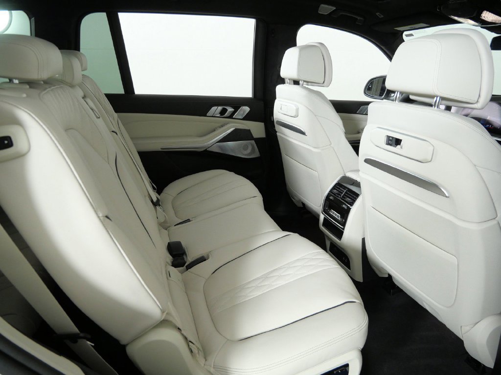Used 2027 Mineral White Metallic BMW xDrive40i image 27