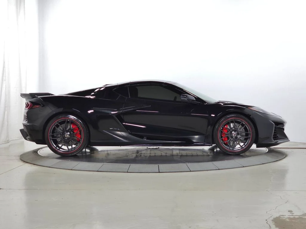 Used 2025 Black Chevrolet Z06 image 11