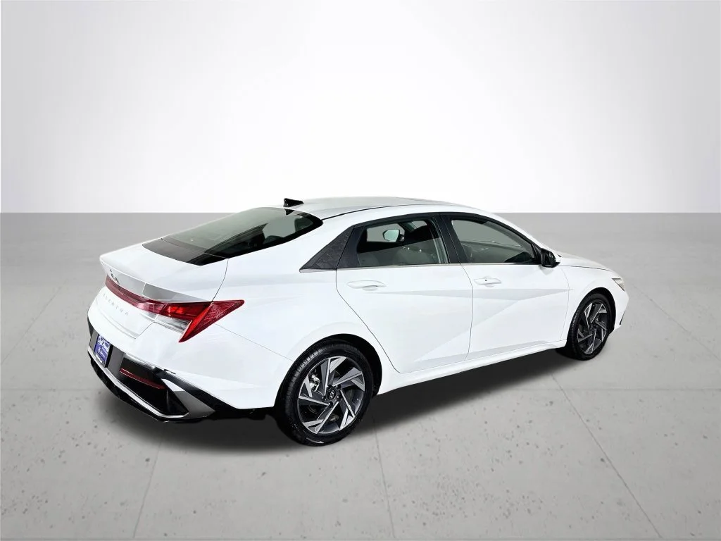 Used 2025 White Hyundai SEL Convenience image 6