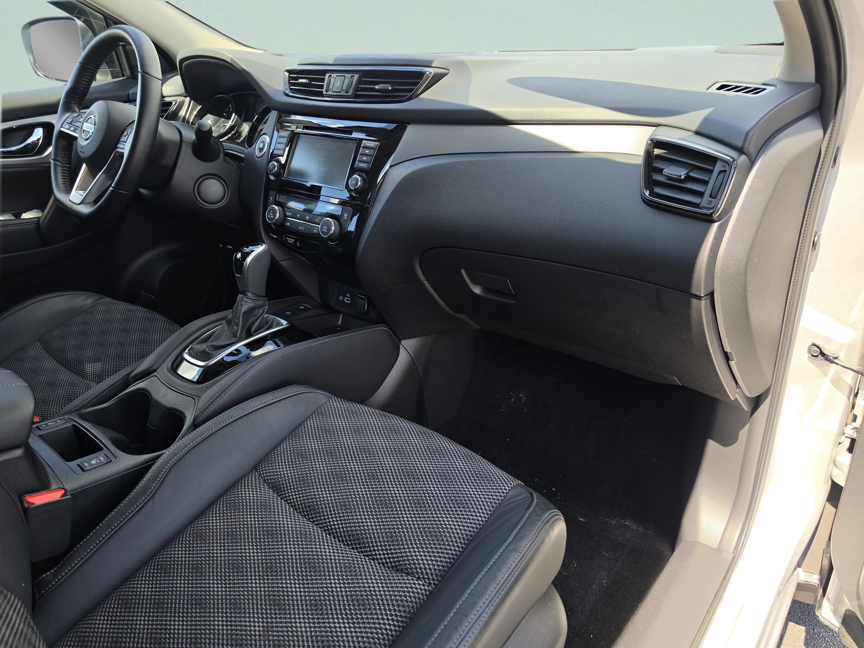 Used 2020 Brilliant Silver Metallic Nissan SV image 17