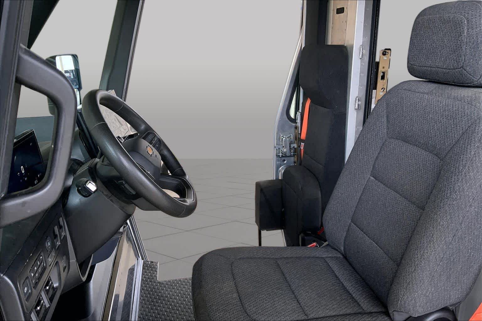Used 2025 Oyster White Chevrolet  image 7