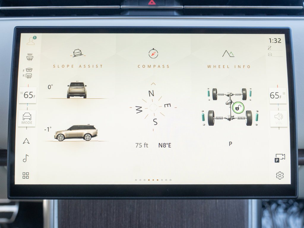 Used 2024 White Land Rover SE image 23