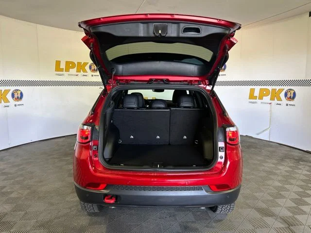 New 2026 Red Hot Pearl-Coat Exterior Paint Jeep Trailhawk image 5
