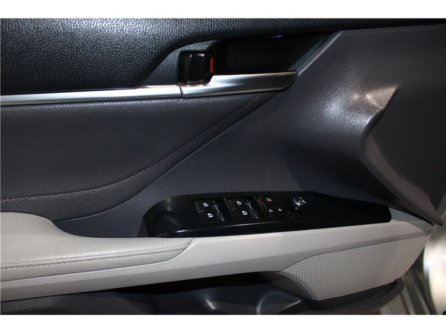 Used 2018 Silver Toyota XLE Sedan 4D image 16
