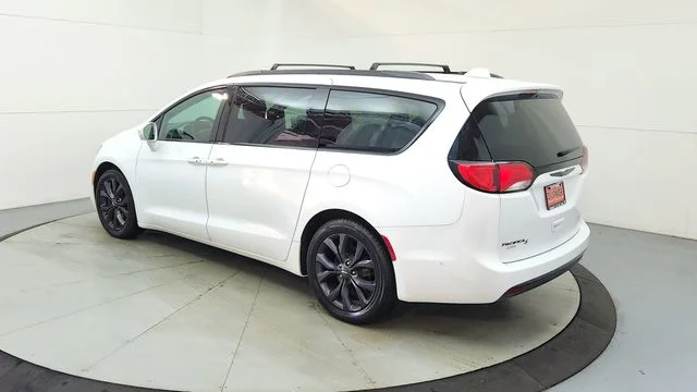 Used 2018 White Chrysler Touring L image 7